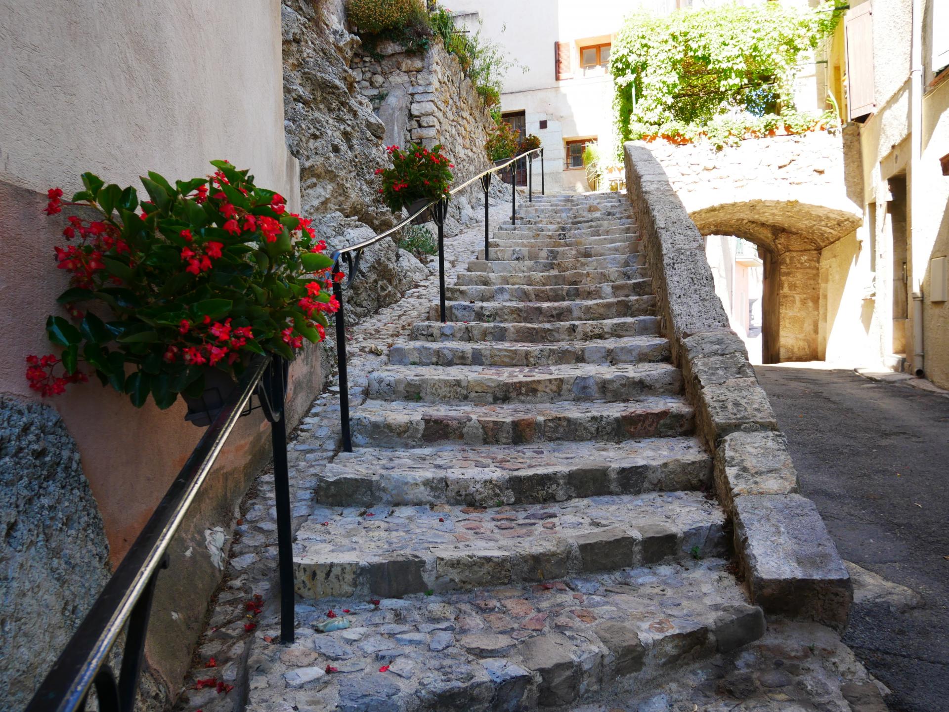 Callas village perche en provence verte proche gorge du verdon et saint raphael 11 2