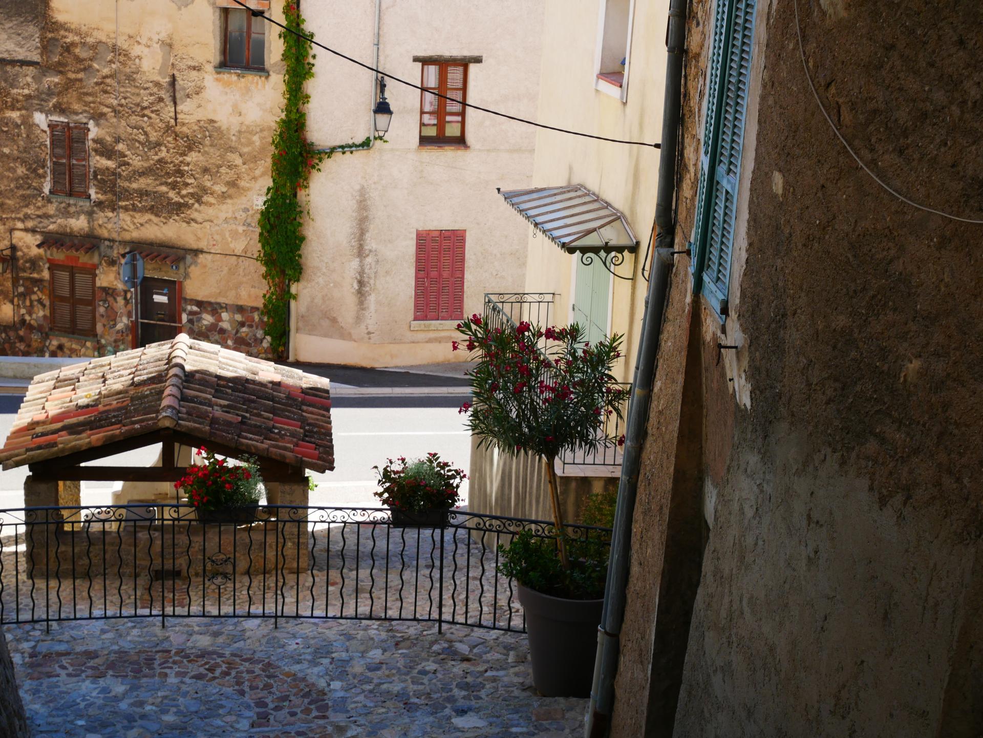 Callas village perche en provence verte proche gorge du verdon et saint raphael 5 2