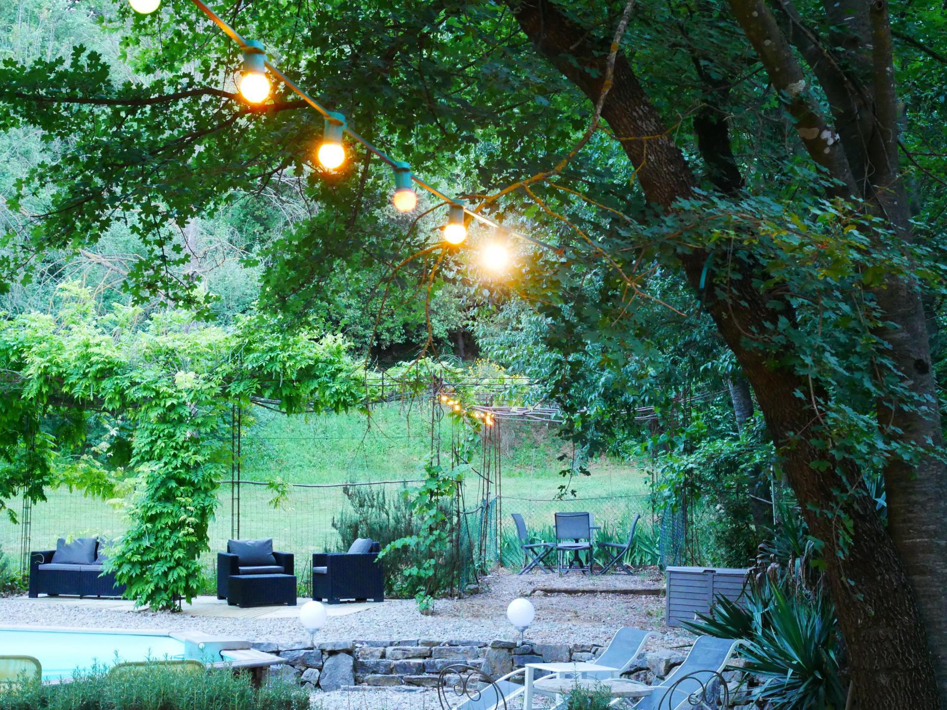 L espace piscine et jardin des gites du moulin pres de fayence dans le var 4